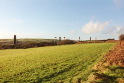 Helston & Wendron -Bassett & Grylls- 1920's work- mill & elevated tramway supports at Old mens shaft Dec 99 (5)