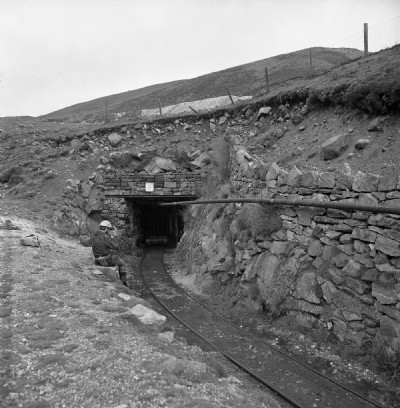 Level portal 1976
