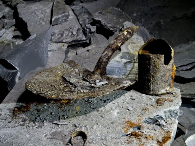 Shovel and grease jar (?)