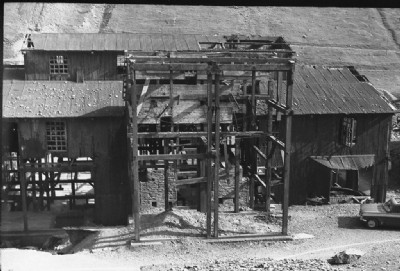 Mill feed hoppers