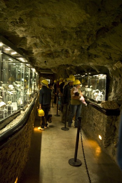 Underground mineral display