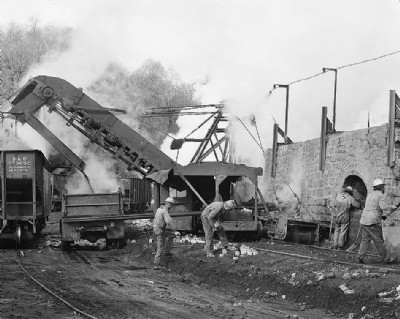 Coke-pulling machine (c. 1905)