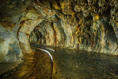 Short level from surface to quarry