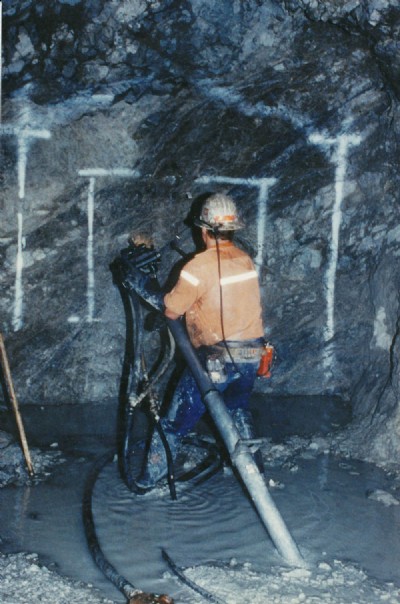Air leg miner driving on lode