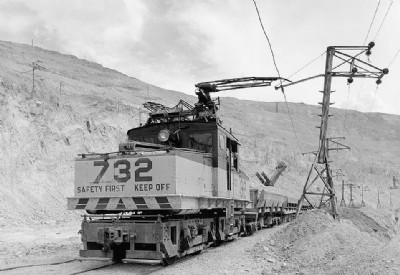 ELECTRIC LOCOMOTIVE, ORE TRAIN SHOWING OVERHEAD SYSTEM, PANTAGRAPH.