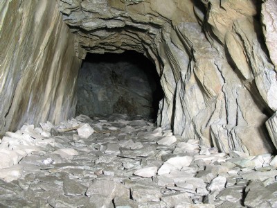 Tunnel from back of cave into closehead