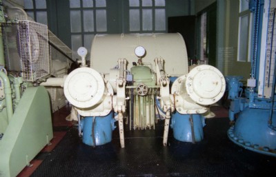 Main jets showing operating linkage (centre) from governor (left).
