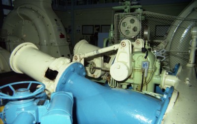 Main jets showing governor linkage