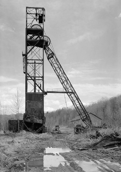 VIEW OF HEADFRAME FROM EAST, LOOKING WEST. Building beyond may have served as the wash house.