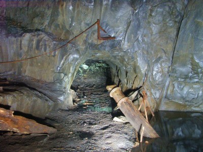 Flooded chamber and sunken bits