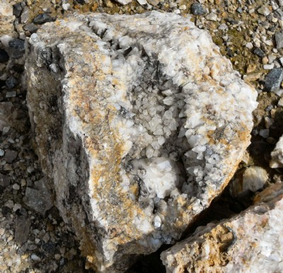 Cavity with dog's tooth calcite