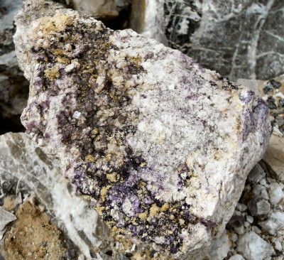 Very clearly defined flourite crystals