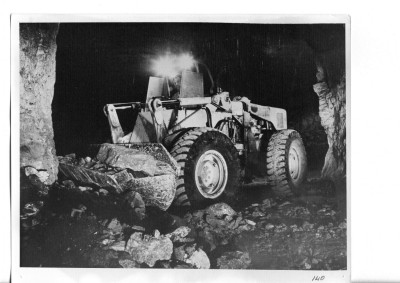 Loading shovel