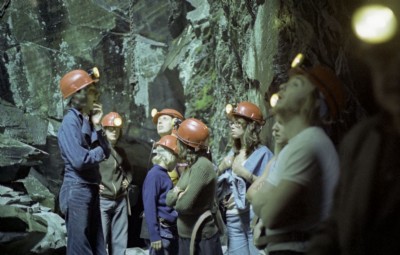 Floor 11 "Chains" chamber 1980s - Visitors contemplating.