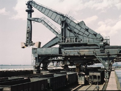 Unloading iron ore 1943