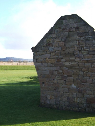 Preston Island 02.02.10 - Barracks, note beautifully built curved wall!