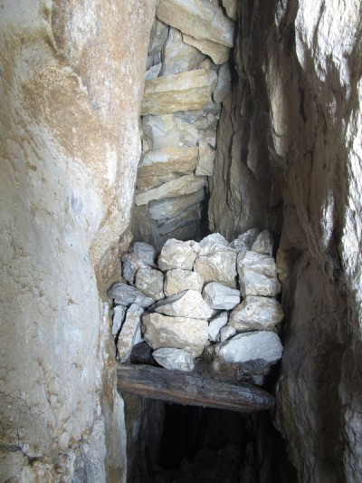 A mix of stone & timber stemples.