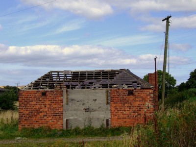 27.08.09 South Skelton - building near entrance