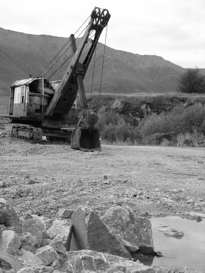 Small face-loading shovel