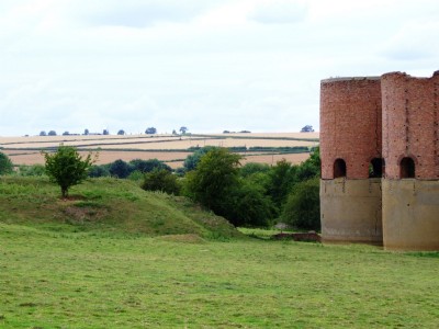 16.07.09 Wakerley Quarries, 4 Calciners of which only 2 were finished, never used. Bell tramway tippler behind calciners.