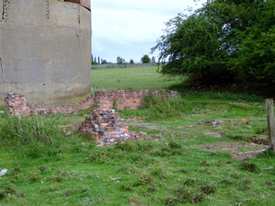 16.07.09 Wakerley Quarries, Partingtons never used Calciners- left Bell tippler, base of office in foreground
